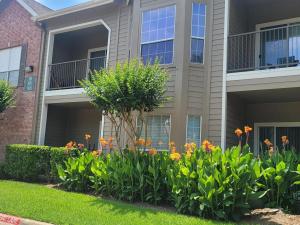Apartments in Jersey Village, TX - Community Exterior Building with Greenery