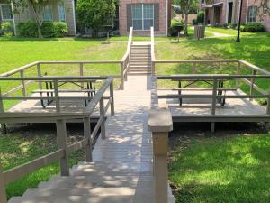 Apartments in Jersey Village, TX - Outdoor Picnic Area with Benches
